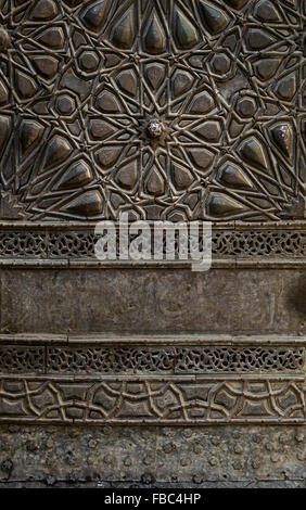 Ornamenti di bronzo-piastra porta di Sultan al-Zahir Moschea Barquq Foto Stock