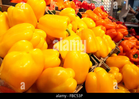 Casse con arancia e peperoni rossi al mercato Foto Stock