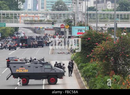 Jakarta, Indonesia. Xiv gen, 2016. Polizia indonesiana prendere posizione e puntano le loro armi che perseguano i sospetti dopo i blasti di Jakarta ha colpito l'Indonesia su gennaio 14, 2016 a Jakarta, Indonesia. Almeno sette esplosioni sono state sentite in Indonesia i capitali Jakarata tardi giovedì mattina lasciando sette, compresi quattro attaccanti, morto. © Sijori Immagini/ZUMA filo/Alamy Live News Foto Stock