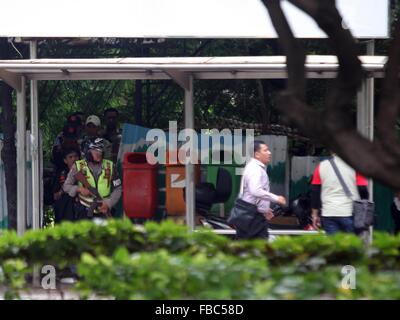 Jakarta, Indonesia. Xiv gen, 2016. Polizia indonesiana prendere posizione e puntano le loro armi che perseguano i sospetti dopo i blasti di Jakarta ha colpito l'Indonesia su gennaio 14, 2016 a Jakarta, Indonesia. Almeno sette esplosioni sono state sentite in Indonesia i capitali Jakarata tardi giovedì mattina lasciando sette, compresi quattro attaccanti, morto. © Sijori Immagini/ZUMA filo/Alamy Live News Foto Stock