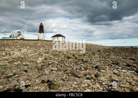 Punto Judith faro si trova lungo la costa rocciosa come approcci di tempesta in un giorno di estate nel sud del Rhode Island. Foto Stock