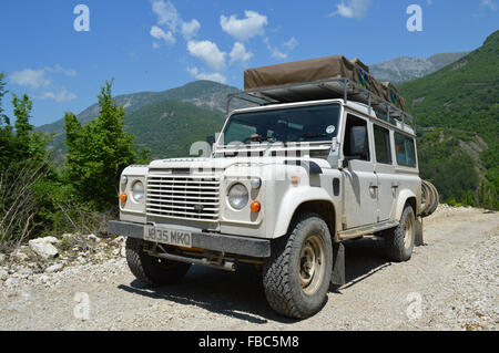 Il fuoristrada con Land Rover in Albania Foto Stock