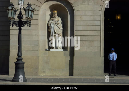 Giacomo i la statua del Conquistatore fiancheggia l'ingresso al Municipio, Plaza de Sant Jaume, Barcellona, catalano. Spagna. Europa Foto Stock