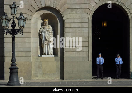 Giacomo i la statua del Conquistatore fiancheggia l'ingresso al Municipio, Plaza de Sant Jaume, Barcellona, catalano. Spagna. Europa Foto Stock
