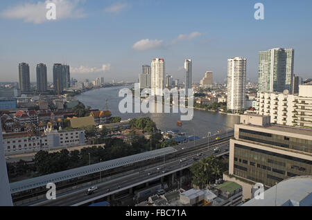 Elevato aumento dei blocchi e la taskin ponte sul fiume Chaophraya, visto dal punto centrale hotel, bangkok, Thailandia, in Asia. Foto Stock