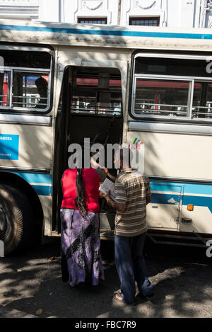 In corrispondenza di una fermata bus su DS Senanayake Veediya, Kandy, Sri Lanka Foto Stock