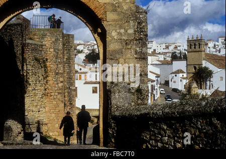 Arco di Felipe V. In Santo Domingo street. A sfondo convento de la Madre de Dios. Ronda. La provincia di Malaga, Spagna Foto Stock