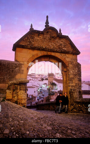 Arco di Felipe V. In Santo Domingo street. A sfondo convento de la Madre de Dios. Ronda. La provincia di Malaga, Spagna Foto Stock