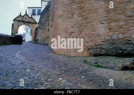 Santo Domingo street. Nell arco di sfondo di Felipe V e le monache. Ronda. La provincia di Malaga, Spagna Foto Stock