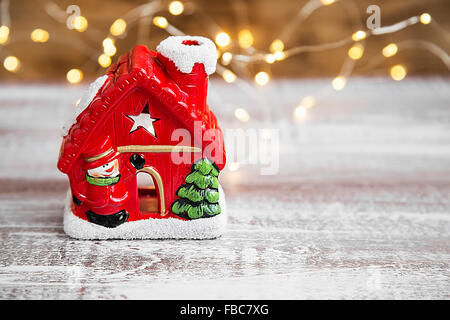 Casa natale portacandele decorazione con luci nella rassegna Foto Stock