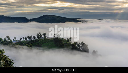 Nebbia di mattina in montagna sul lago Bunyonyi e, Kabale District, Uganda, Africa Foto Stock