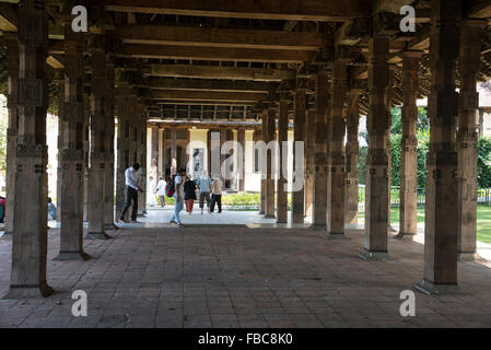 Xix secolo sala dell'udienza, un padiglione all'aperto con colonne in pietra scolpita a guardare come colonne di legno come parte del Tempio Foto Stock