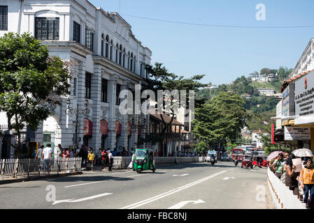 UNA delle principali vie dello shopping, EL Senanayake Veediy a Kandy, Sri Lanka Kandy, nel centro dello Sri Lanka, è la seconda città più grande del paese dopo Colom Foto Stock