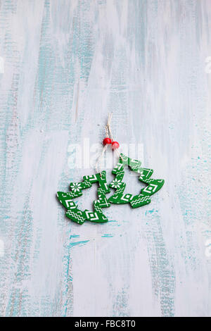 In legno di alberi di Natale decorazioni dipinte su tavola di legno Foto Stock