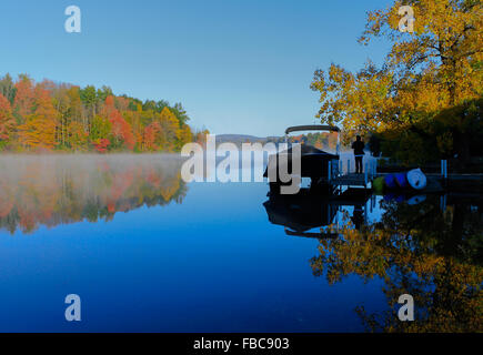 Foglie colorate riflesse sul Lago di alloro. Fotografato in Lee, ma in ottobre 2014. Foto Stock