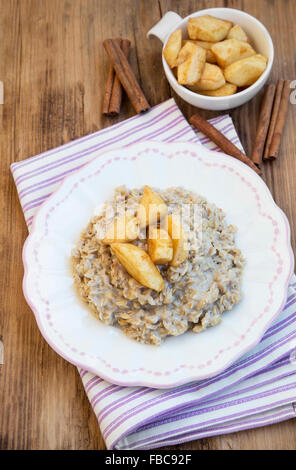 Farina di avena porridge con cannella e speziato al forno mele Foto Stock