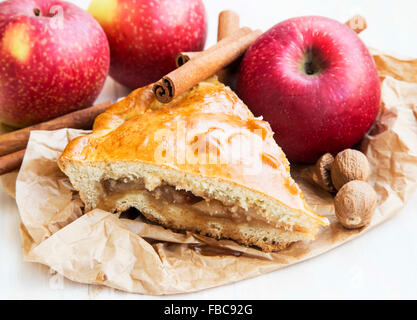 La torta di mele appena sfornato con spezie, le mele e le stecche di cannella Foto Stock