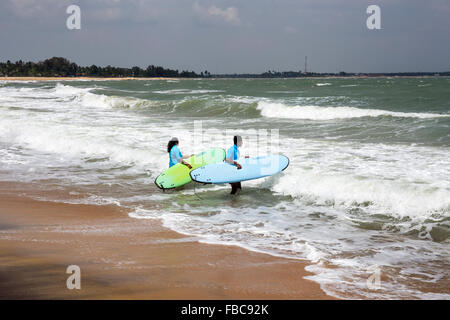 Surfisti a Arugam Bay in Sri Lanka Foto Stock