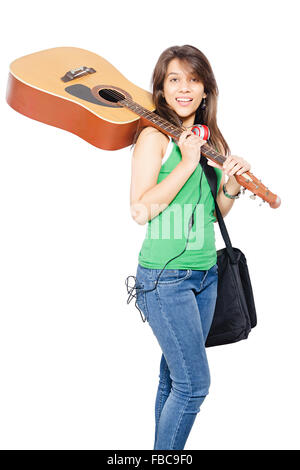 1 indiano donna giovane studente di college a suonare la chitarra Foto Stock