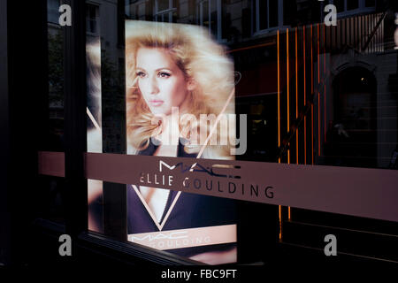 Il cantante, Ellie Goulding il volto visibile nella finestra del proprio marchio di cosmetici Mac, a Londra in Carnaby Street. Foto Stock