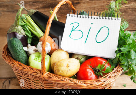 Una sana Bio verdure appena raccolto dal giardino con Bio nota Foto Stock