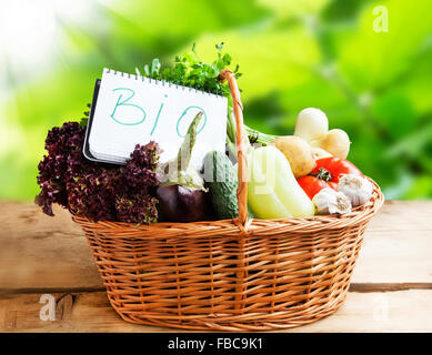 Una sana Bio verdure appena raccolto dal giardino con Bio nota Foto Stock