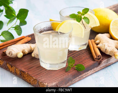 Lo zenzero sani e bevande al limone con menta e cannella Foto Stock