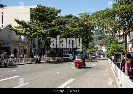 Una delle principali strade dello shopping, EL Senanayake Veediy, Kandy, Sri Lanka Foto Stock