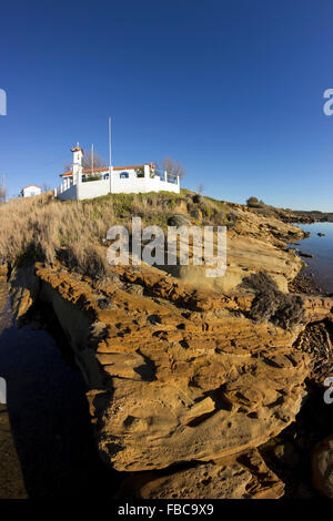 San Nicola (AGIOS NIKOLAOS) la cappella e il rockscape circostante borgo Kotsinas quay. Lemnos Island, Grecia. Foto Stock