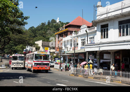 Una delle principali vie dello shopping, è EL Senanayake Veediy a Kandy, Sri Lanka. In cima alla collina si trova il Bahiravokanda Vihara Bu Foto Stock