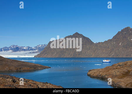 Expedition nave M/S Ricerca nella Lilliehöökfjorden, ramo di fiordo di Krossfjorden in Albert I terreni, Spitsbergen, Svalbard, Norvegia Foto Stock