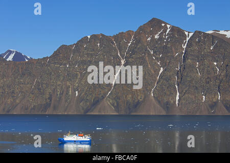 Expedition nave M/S Ricerca nella Lilliehöökfjorden, ramo di fiordo di Krossfjorden in Albert I terreni, Spitsbergen, Svalbard, Norvegia Foto Stock