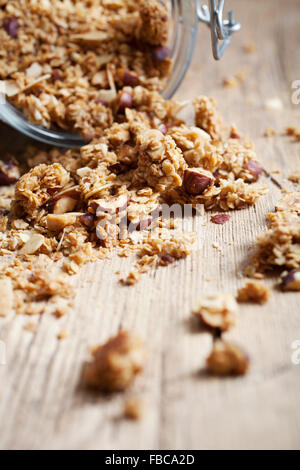 Muesli fatti in casa con nocciole e mandorle Foto Stock