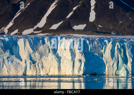Ghiacciaio Lilliehöökbreen parto in Lilliehöökfjorden, ramo di fiordo di Krossfjorden in Albert I terreni, Spitsbergen, Svalbard Foto Stock