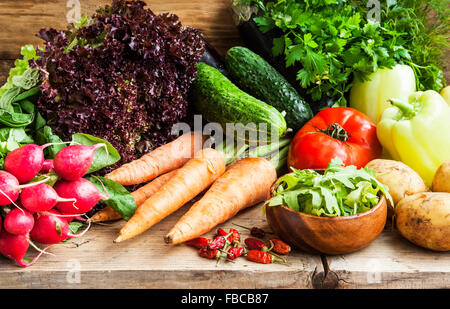 Una sana Bio verdure appena raccolto dal giardino Foto Stock