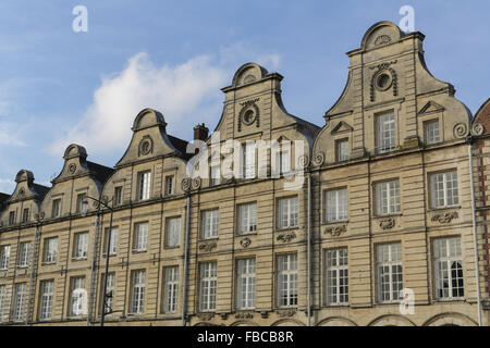 Gli edifici di vecchia costruzione intorno alla Grand Place in francese Arras Foto Stock