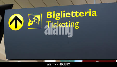 Informazioni aeroporto pensione in un terminale italiano Foto Stock