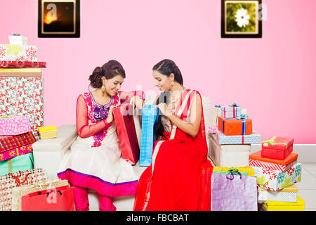 2 giovani indiani Womans amici seduti home abbondanza Shoping Peeking Foto Stock