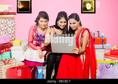 3 giovani indiani Womans amici seduti notebook di casa in chat Foto Stock