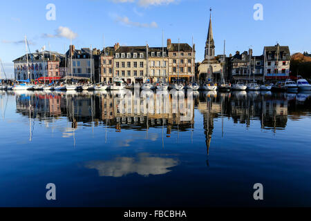 Yachts nel tipico porto di Honfleur Foto Stock