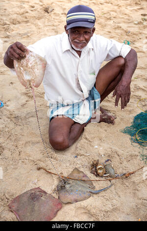 Ritratto di vecchio pescatore su una spiaggia, Arugam Bay, Sri Lanka, Asia Foto Stock