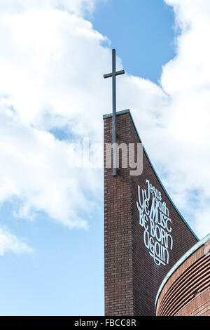 Una chiesa croce attaccato al lato della chiesa di Belfast con il messaggio religioso Foto Stock