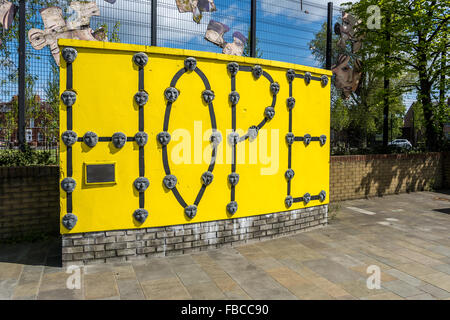 Speranza muro di pietra progetto fatto da locali cattolici e protestanti la scuola dei bambini in East Belfast Foto Stock