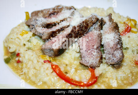 Risotto con formaggio e ottima carne verdure Foto Stock