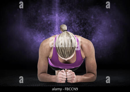 Immagine composita della donna muscolare facendo ups push Foto Stock