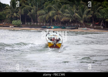 I pescatori su una spiaggia, Arugam Bay, Sri Lanka, Asia Foto Stock