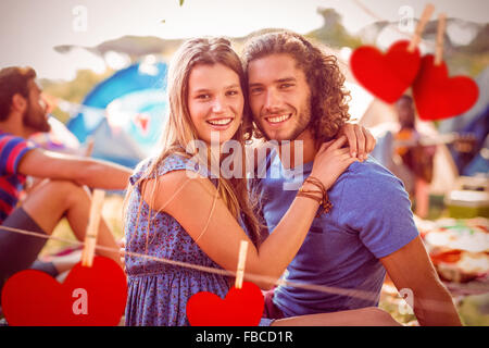 Immagine composita del hipster Coppia sorridente in telecamera Foto Stock