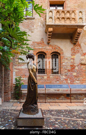 Giulietta staue in Verona, Italia Foto Stock