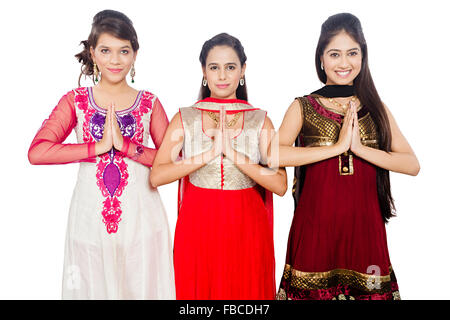 3 giovani indiani Womans amici Diwali Festival mani giunte Benvenuti Foto Stock