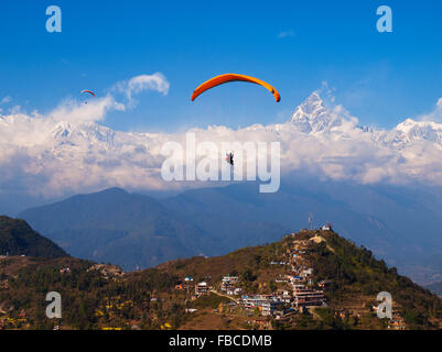 Parapendio oltre a Pokhara vista di Machapuchare, regione di Annapurna Himalaya Foto Stock